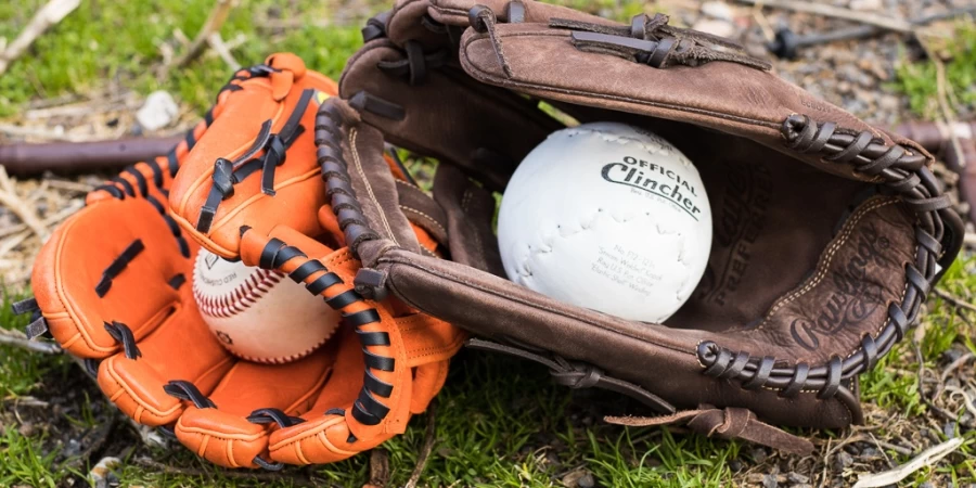 Difference between baseball glove and softball glove