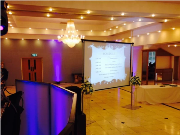 3 Benefits of Choosing Event Lighting Services Over ‘Do It Yourself’