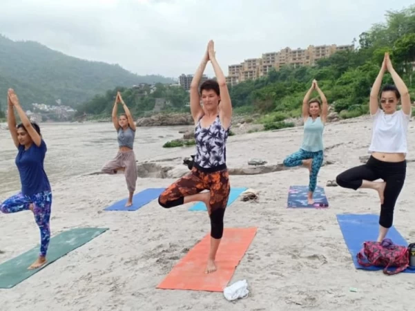 5 YOGA POSES WHICH WILL ALWAYS KEEP YOU FIT AND FINE